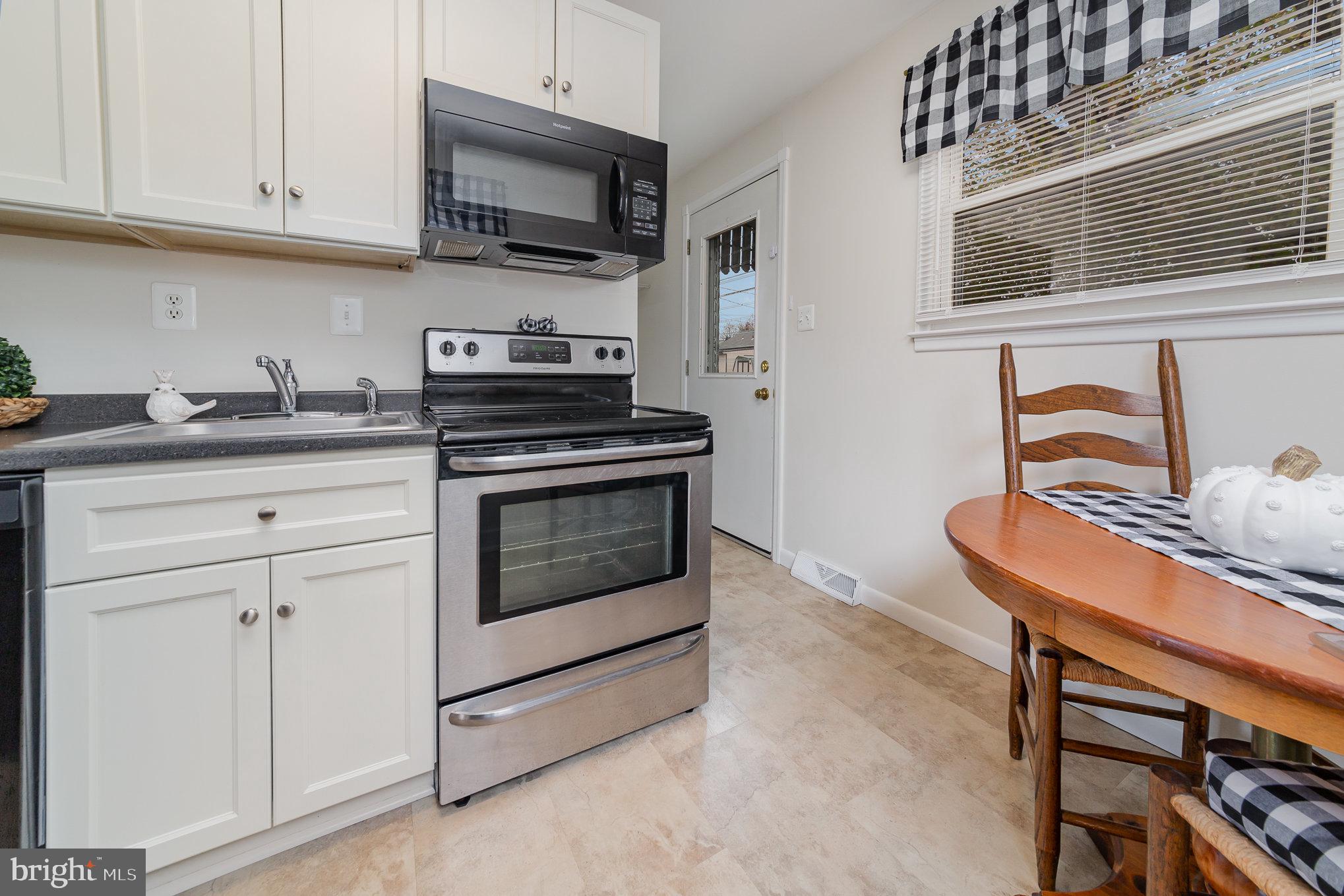 102 Fairway Ct