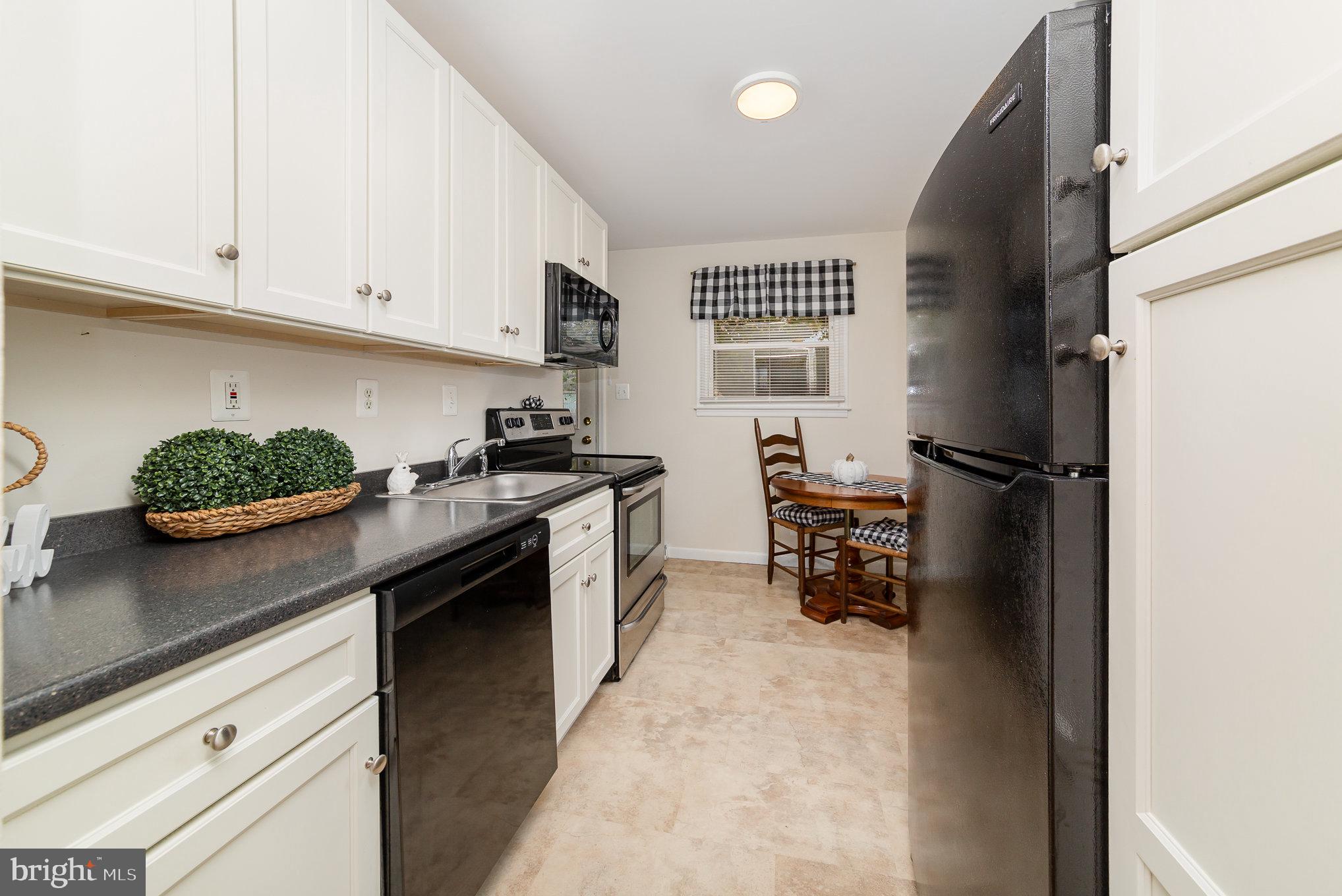 102 Fairway Ct