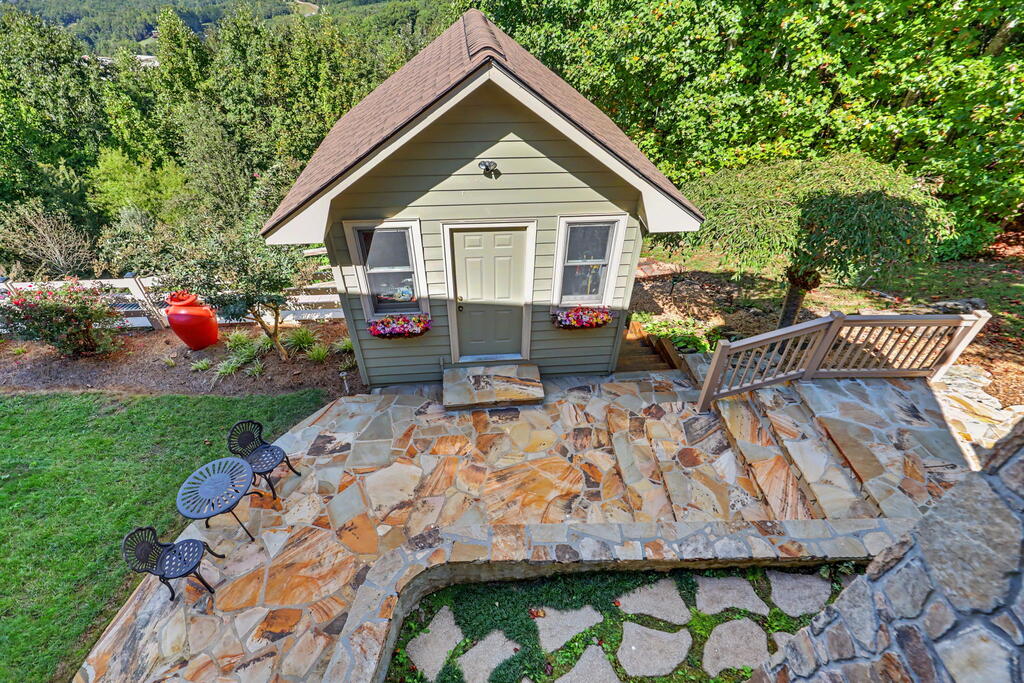 1035 Summit Way