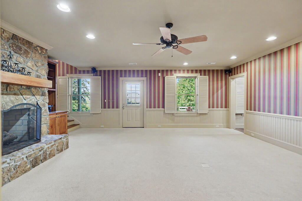 1035 Summit Way