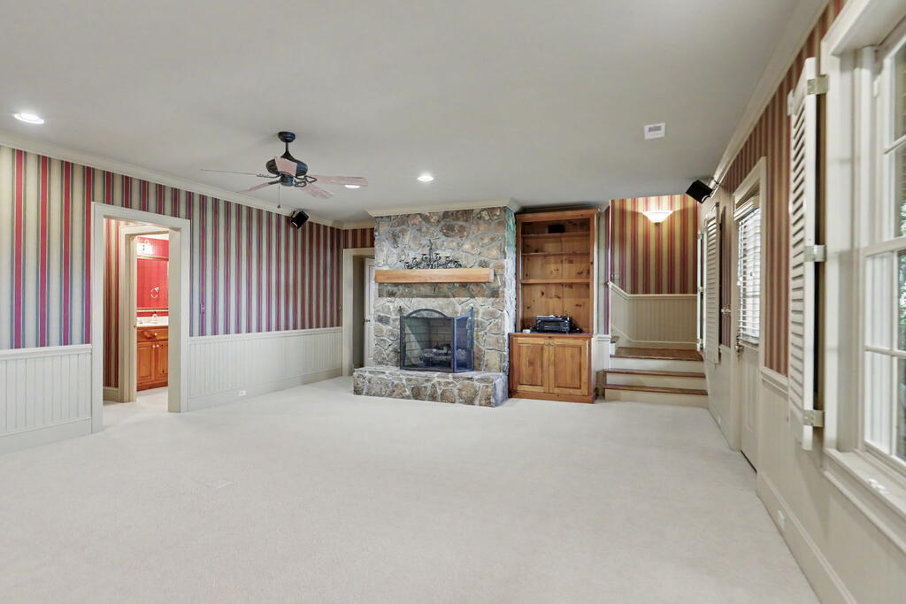 1035 Summit Way