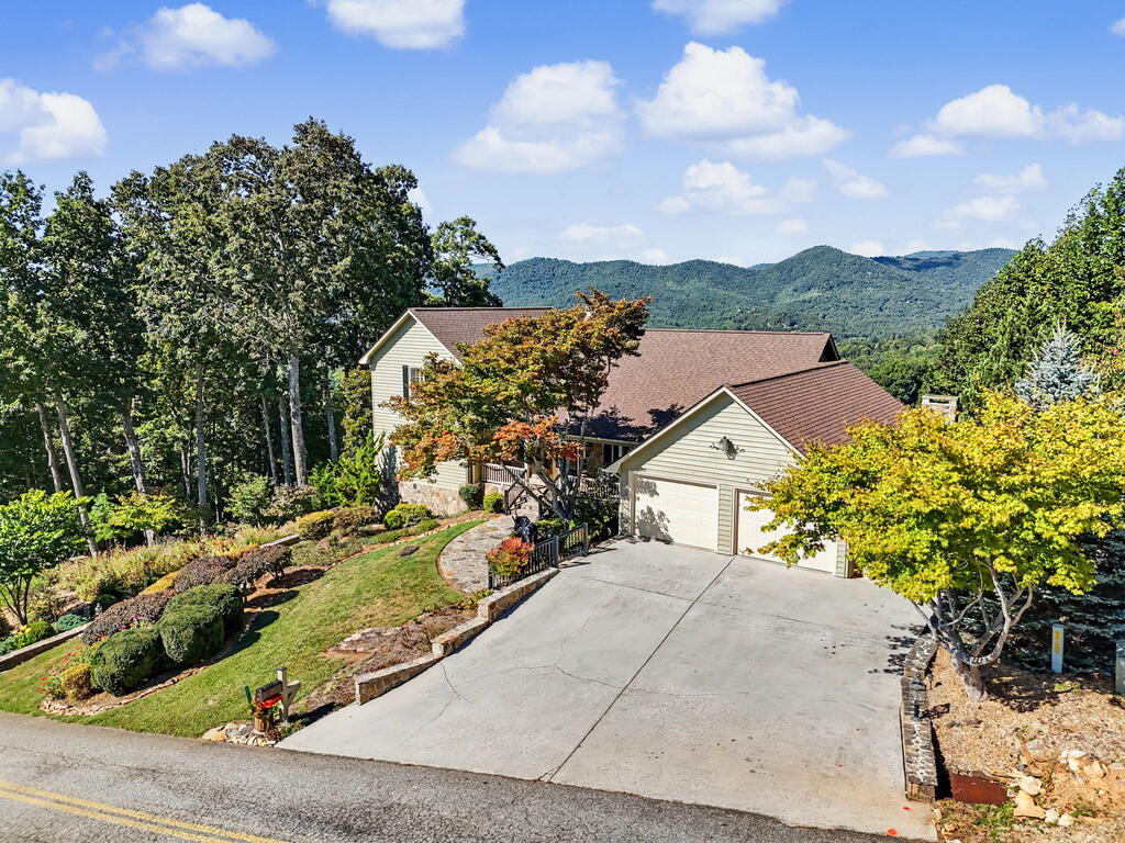 1035 Summit Way