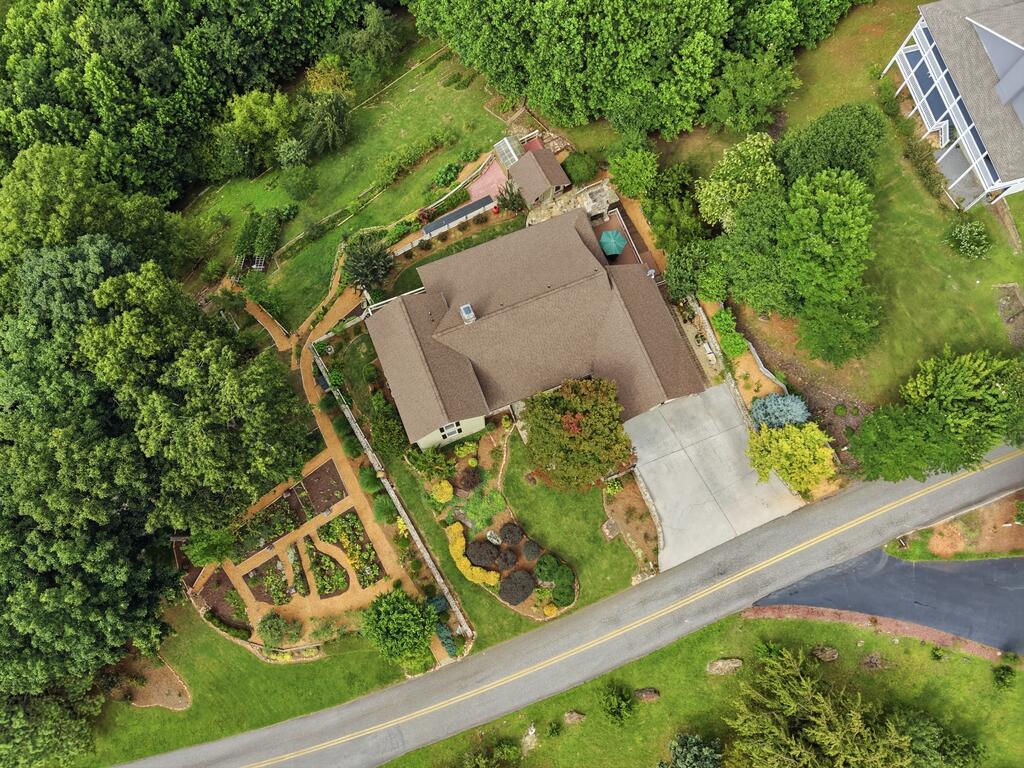 1035 Summit Way