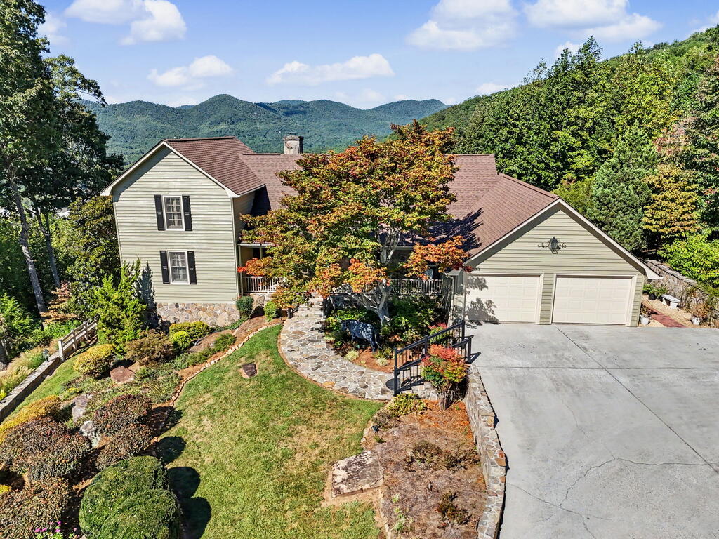 1035 Summit Way