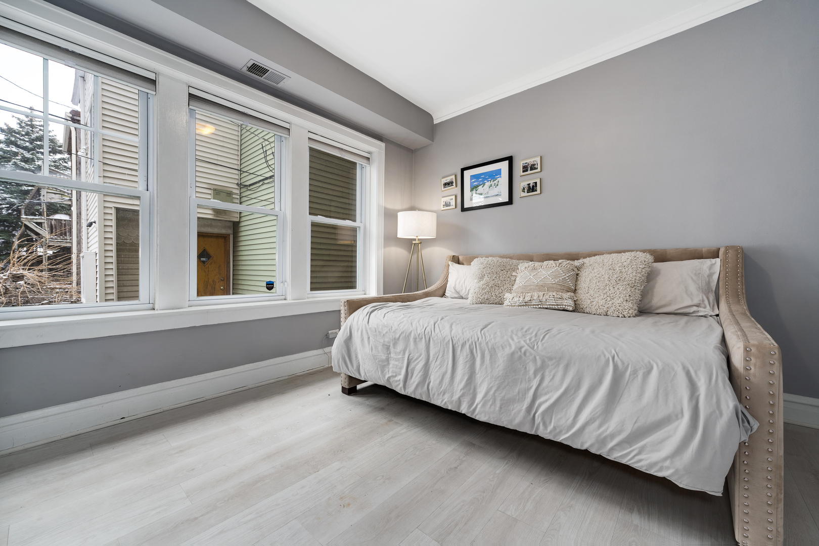 1147 W Lill Avenue Unit: 1W