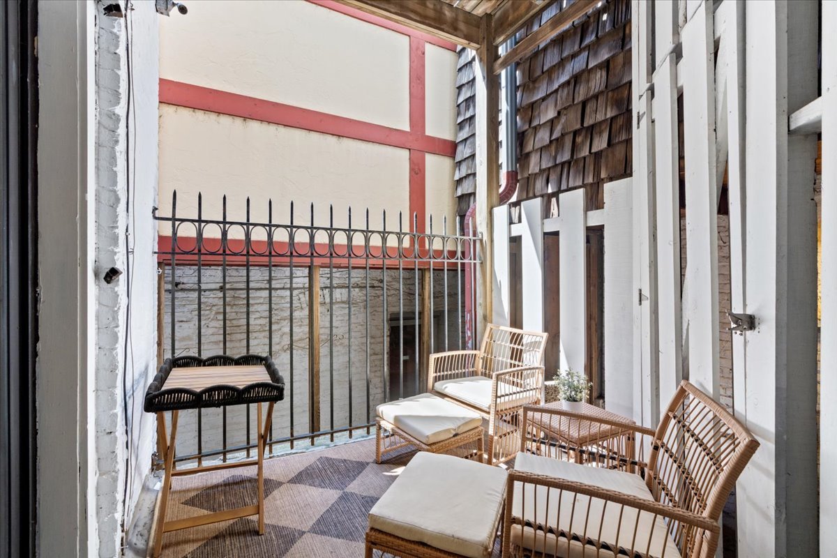 158 W Burton Place Unit: 1