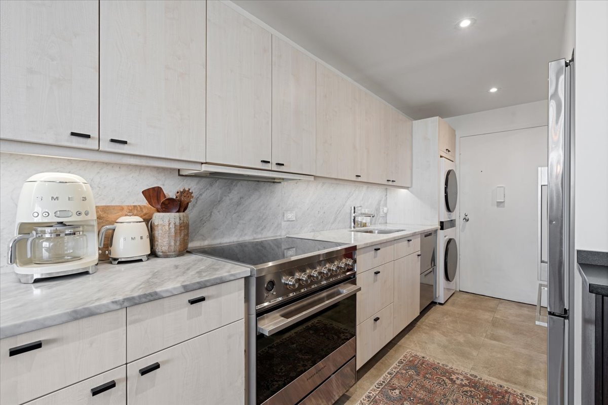 1 E Schiller Street Unit: 16C