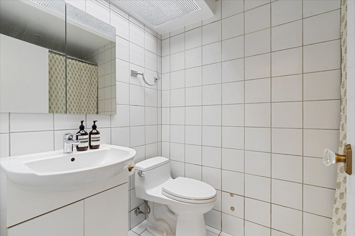 1 E Schiller Street Unit: 16C