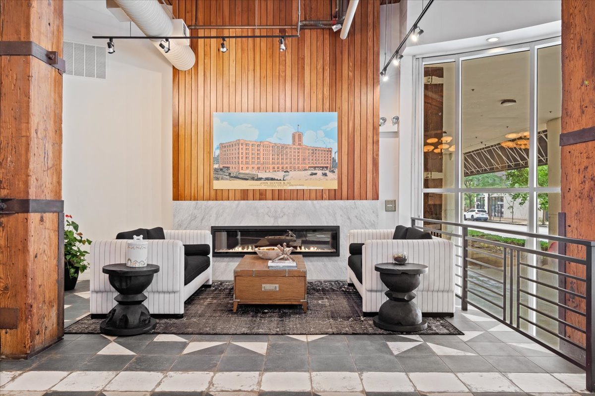 360 W Illinois Street Unit: 4E