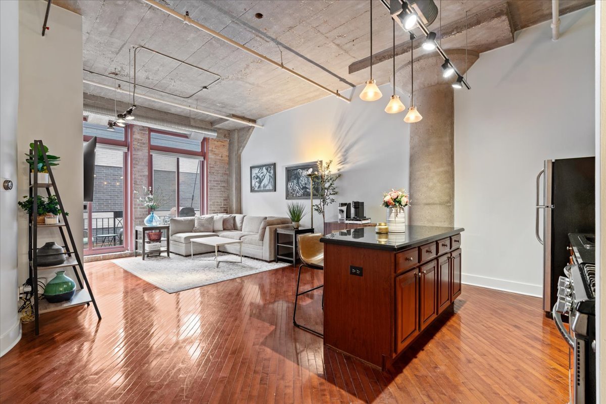 360 W Illinois Street Unit: 4E