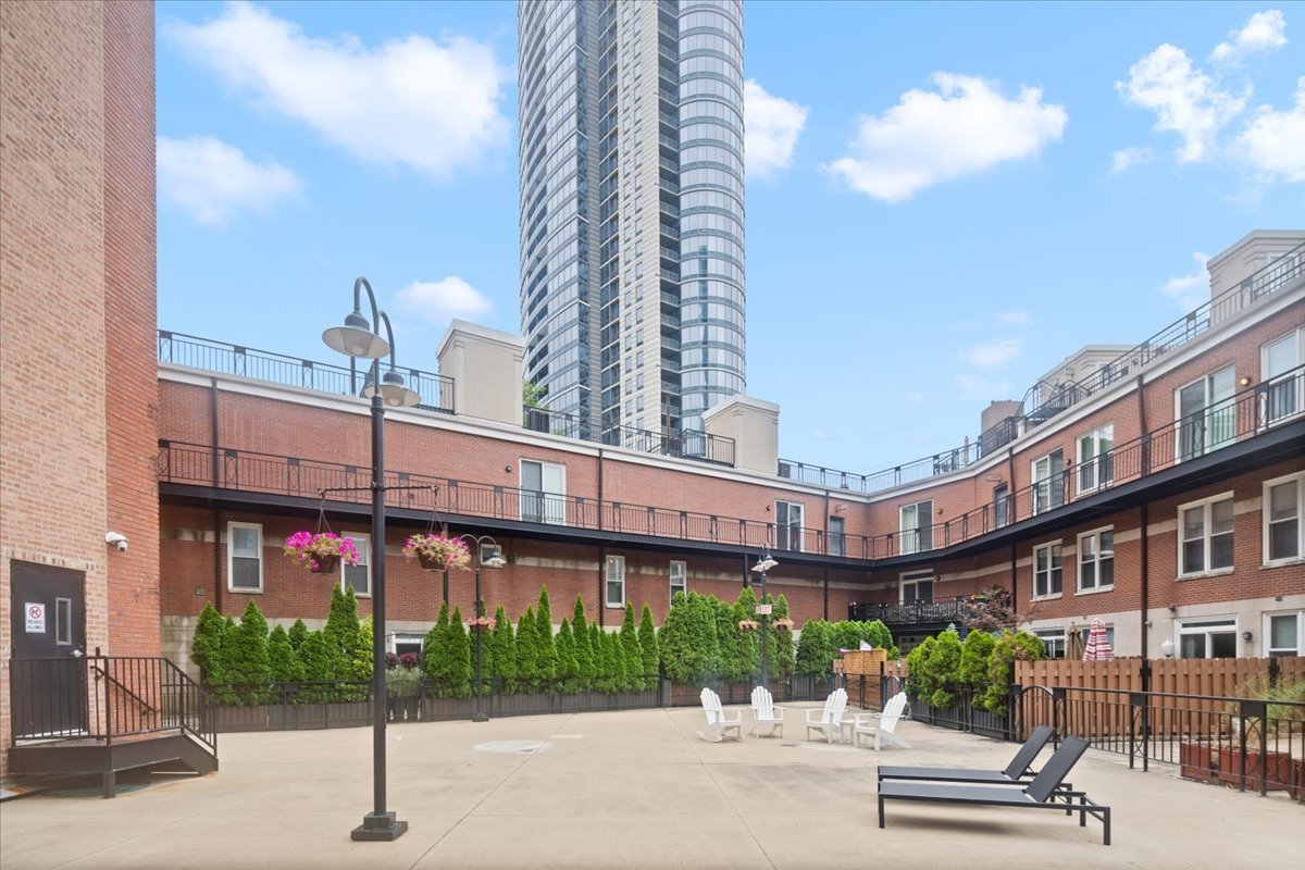 360 W Illinois Street Unit: 4E