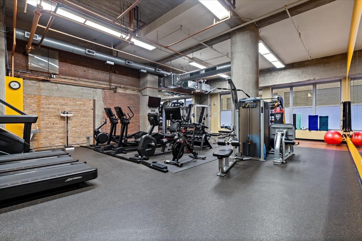 360 W Illinois Street Unit: 4E