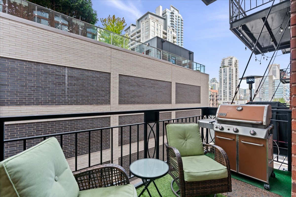 360 W Illinois Street Unit: 4E