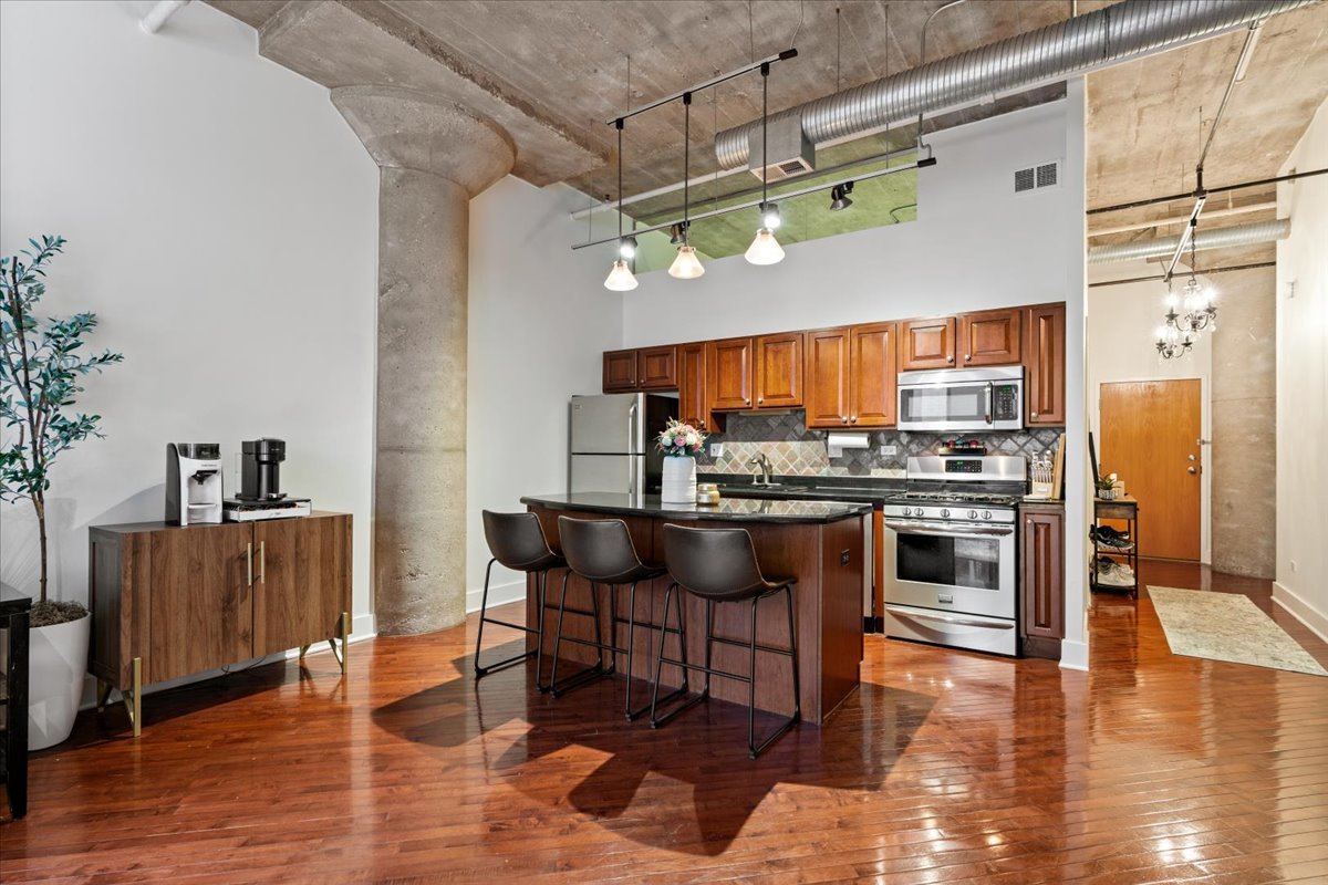 360 W Illinois Street Unit: 4E