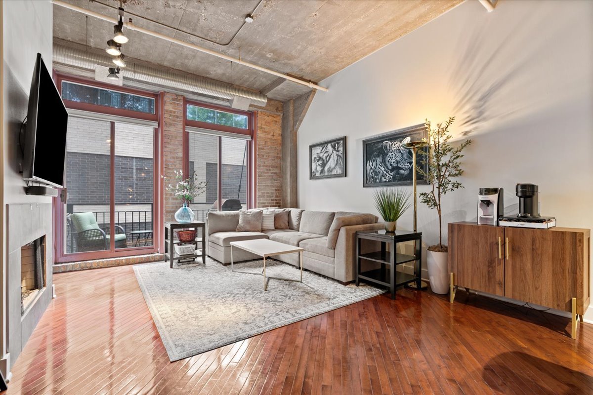 360 W Illinois Street Unit: 4E