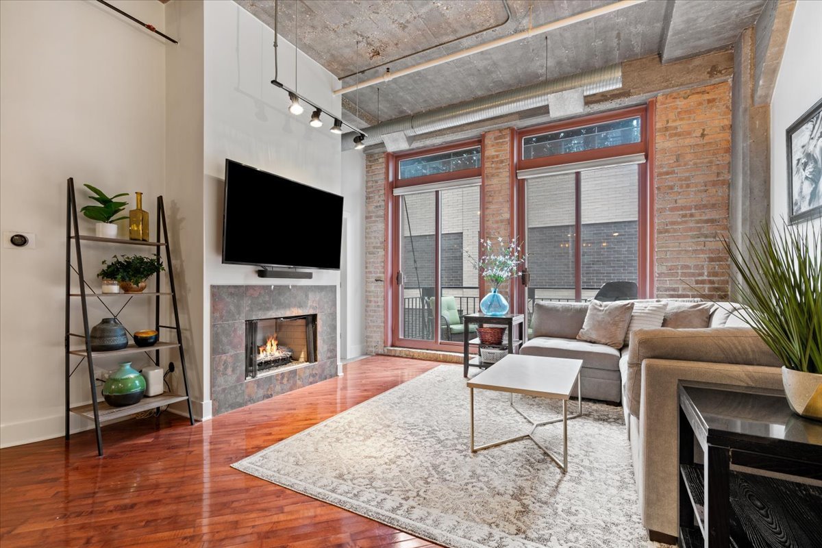 360 W Illinois Street Unit: 4E