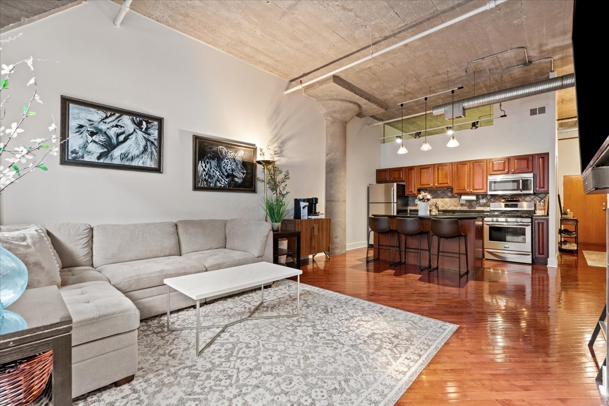 360 W Illinois Street Unit: 4E