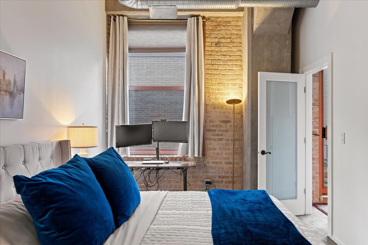 360 W Illinois Street Unit: 4E