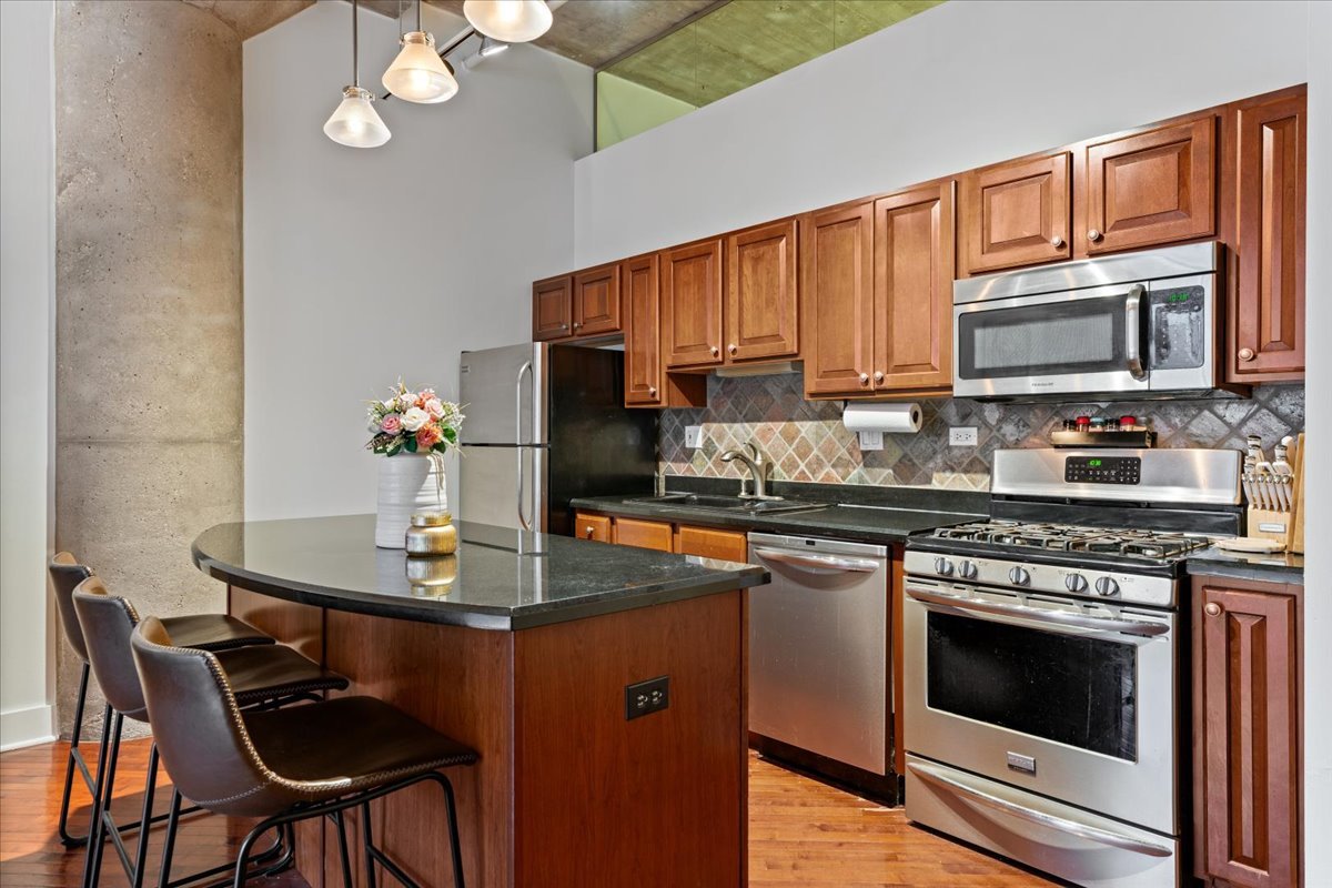 360 W Illinois Street Unit: 4E