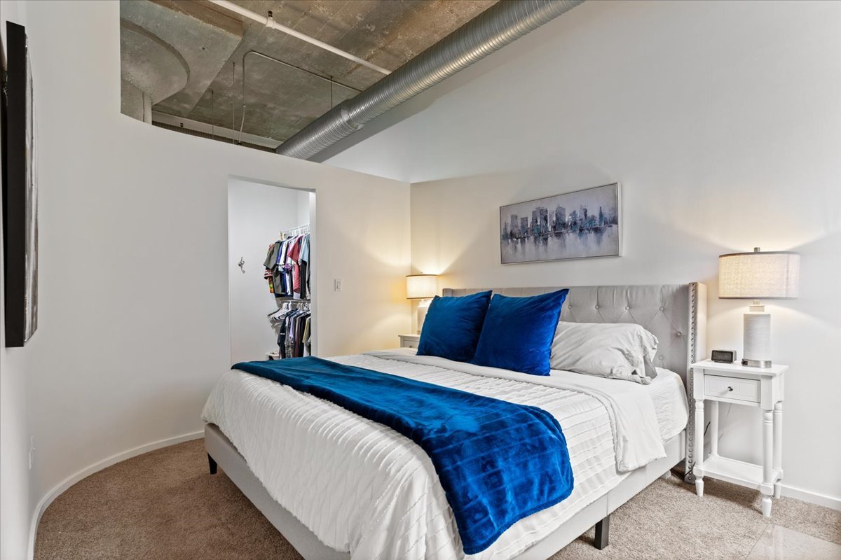 360 W Illinois Street Unit: 4E