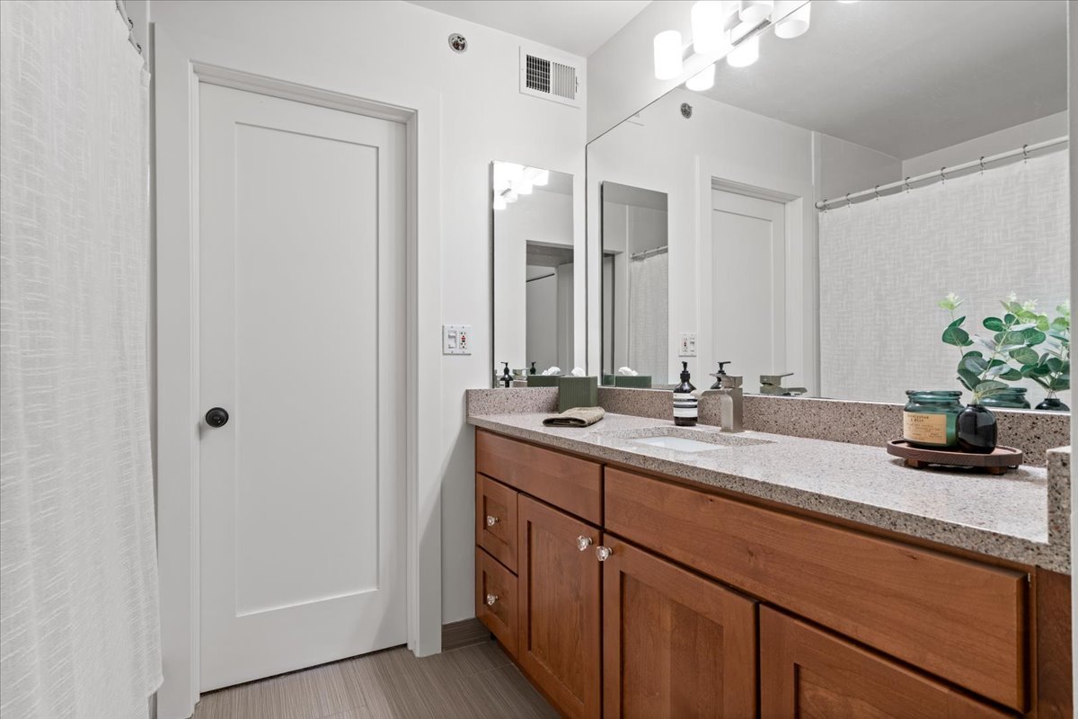 360 W Illinois Street Unit: 4E