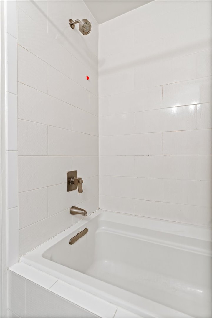 360 W Illinois Street Unit: 4E