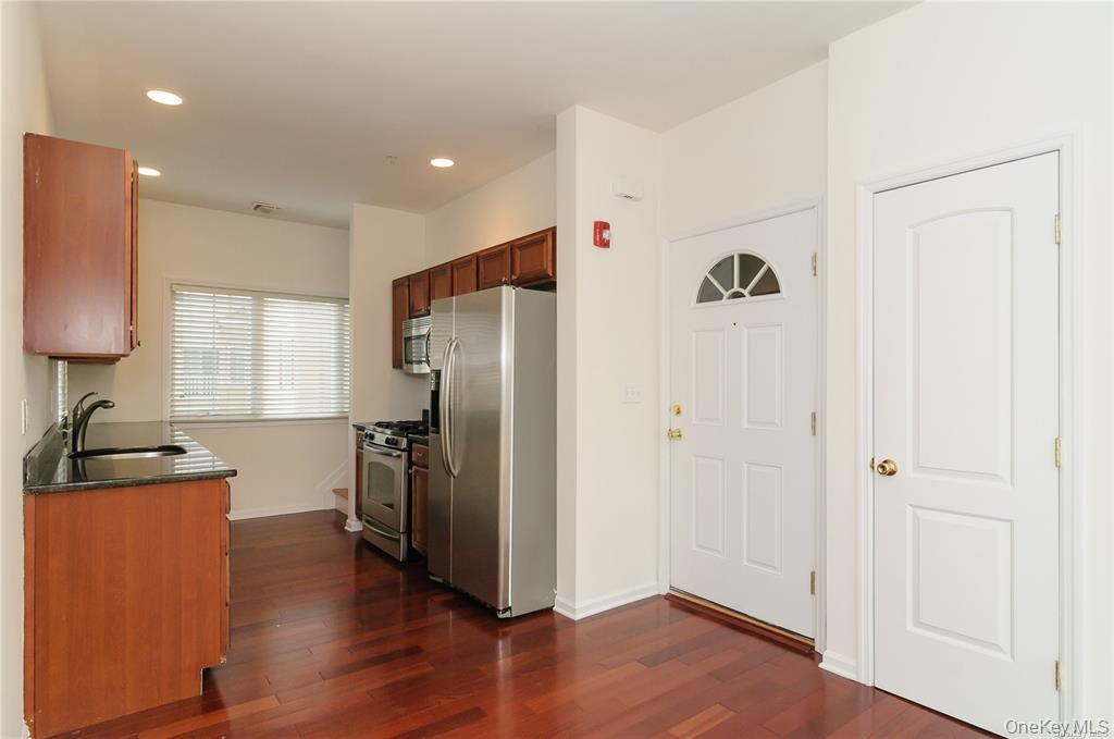 330 Maple Avenue Unit: 4