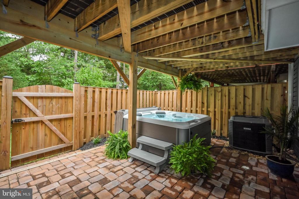5665 Thorndyke Ct
