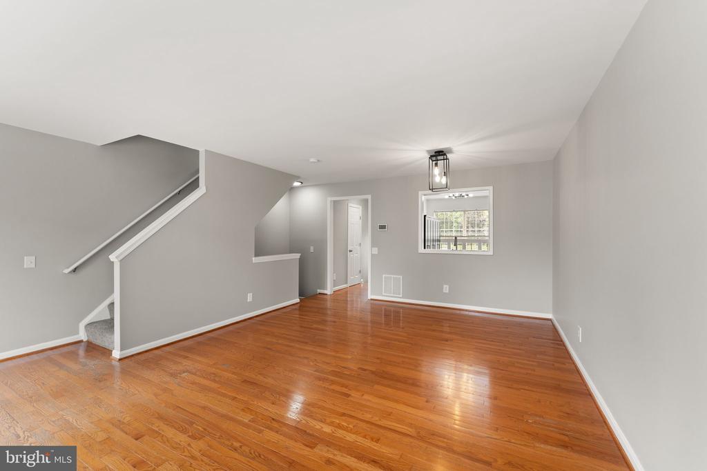 310 Stallion Sq NE