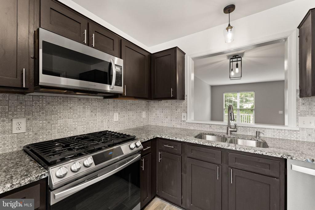 310 Stallion Sq NE