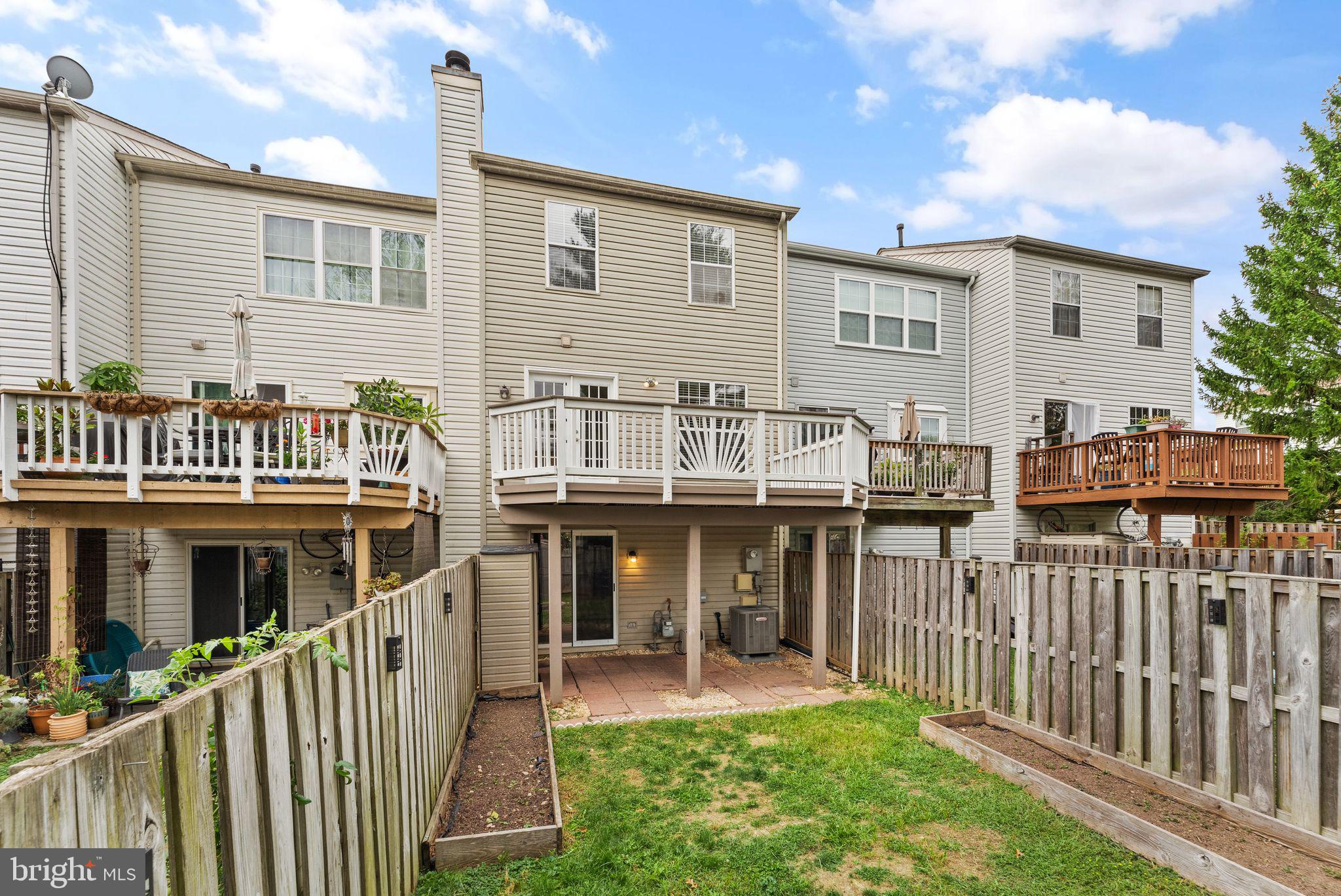 310 Stallion Sq NE