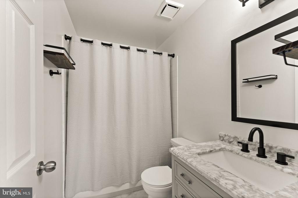 310 Stallion Sq NE