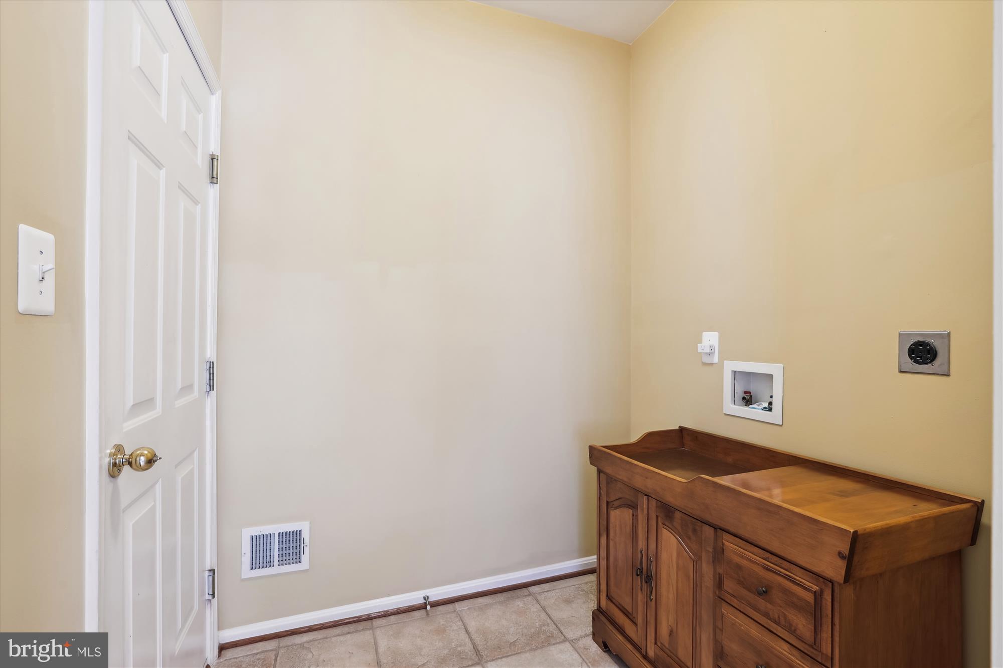 113 Meadowbrook Ct SW