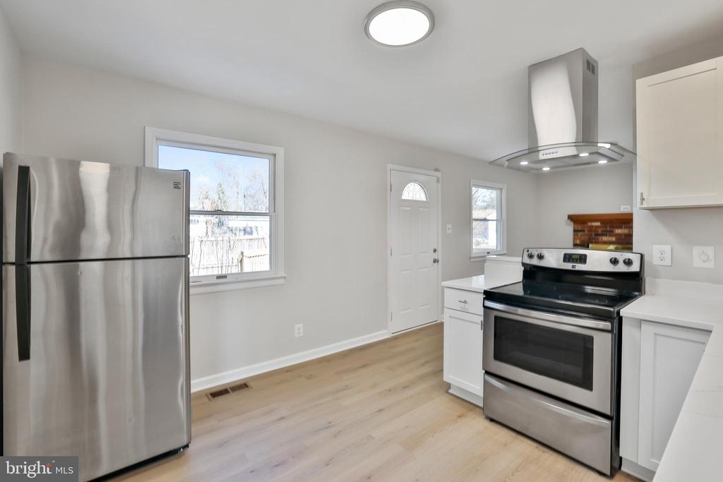 404 W Holly Ave W