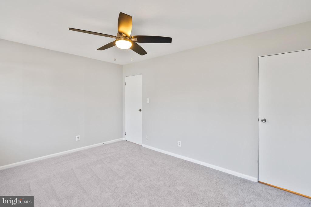 404 W Holly Ave W