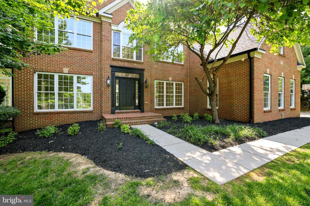 17301 Roundmont Pl