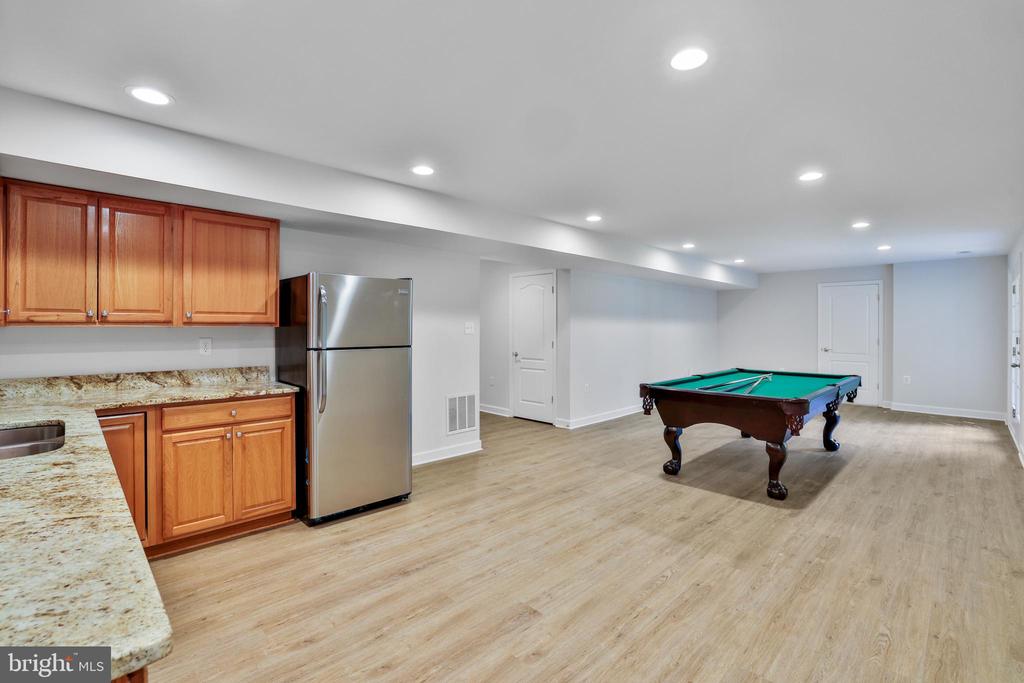 17301 Roundmont Pl