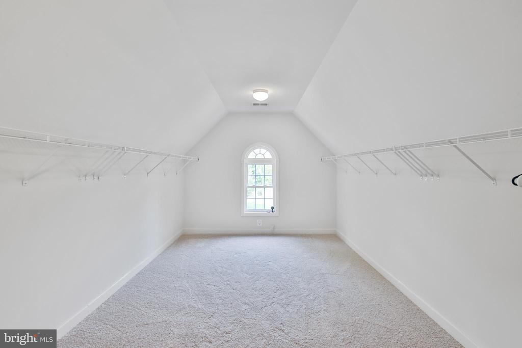 17301 Roundmont Pl