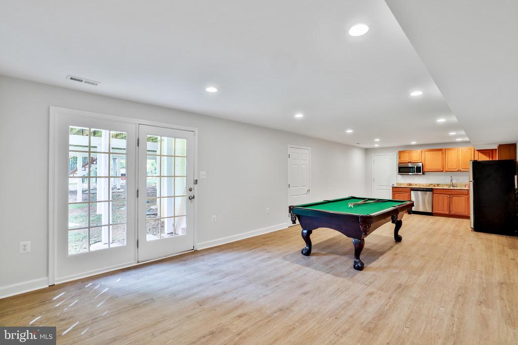 17301 Roundmont Pl
