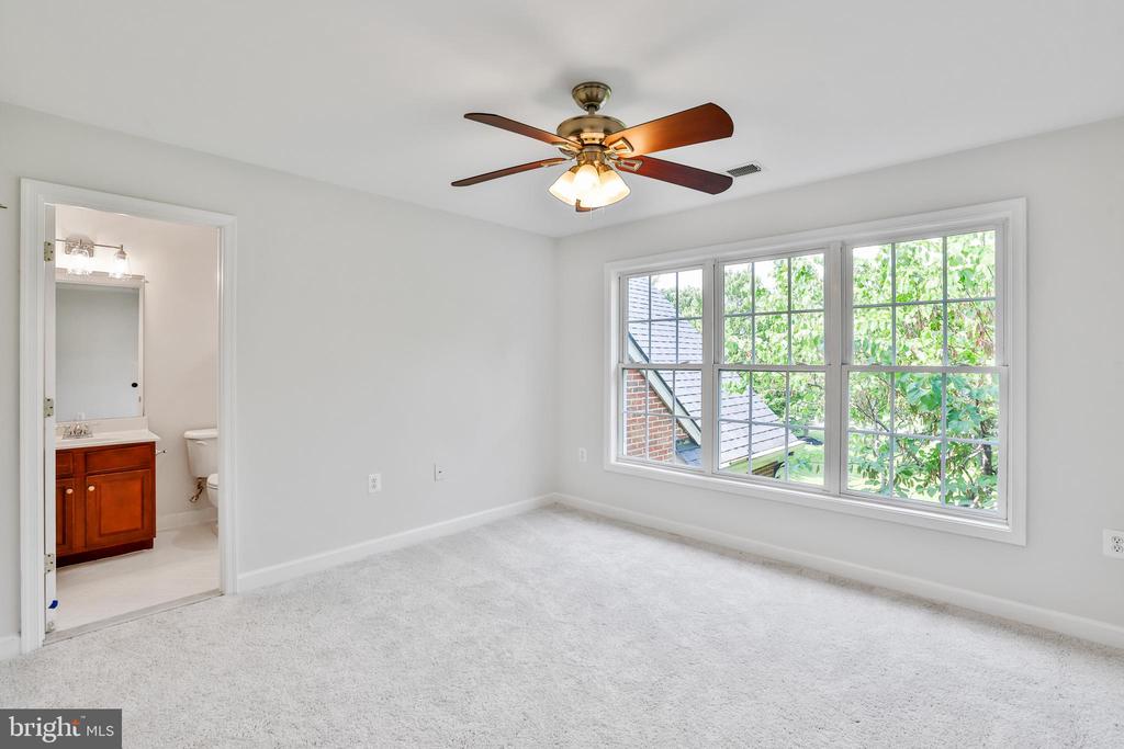 17301 Roundmont Pl