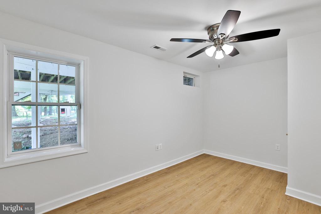 17301 Roundmont Pl