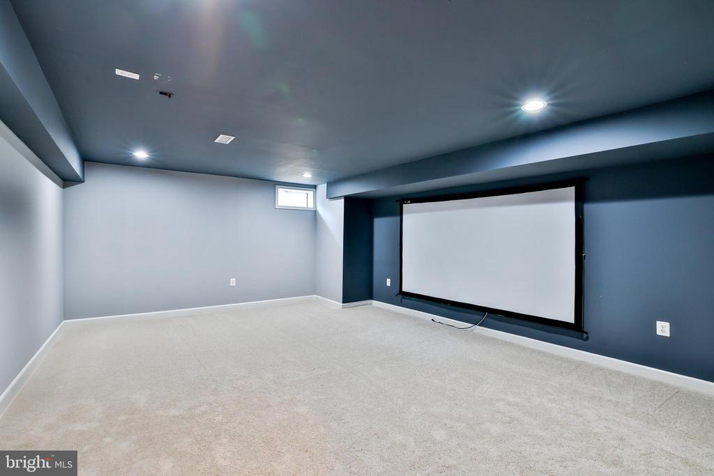 17301 Roundmont Pl