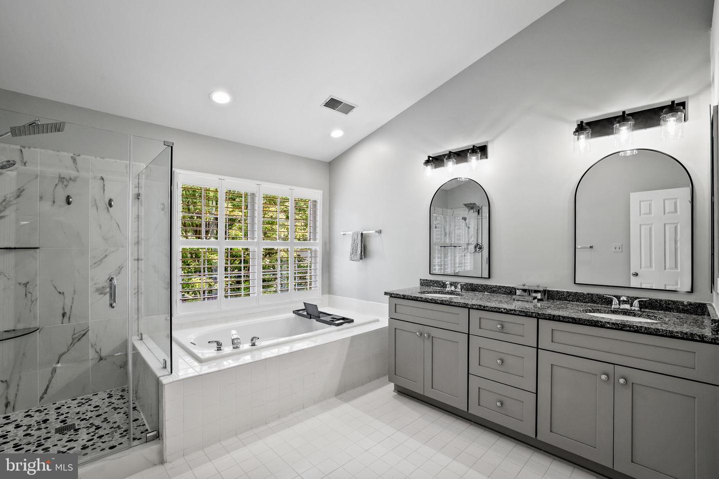 408 Tudor Ct NE