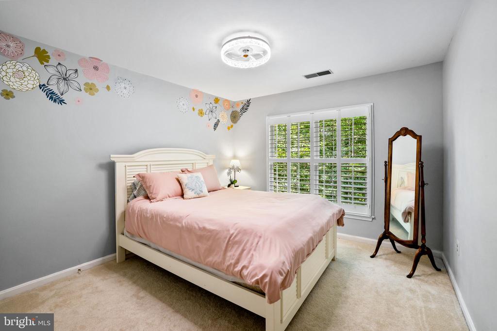 408 Tudor Ct NE