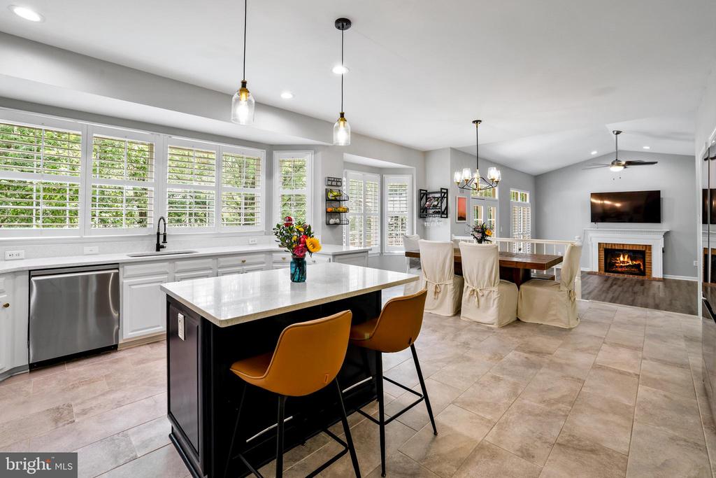 408 Tudor Ct NE