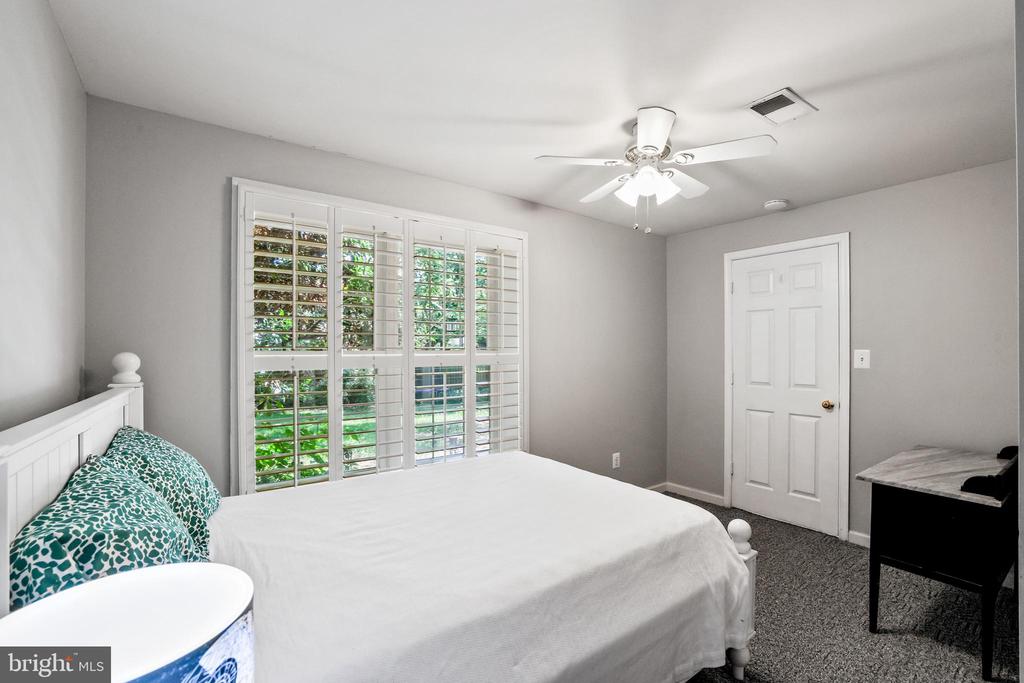 408 Tudor Ct NE