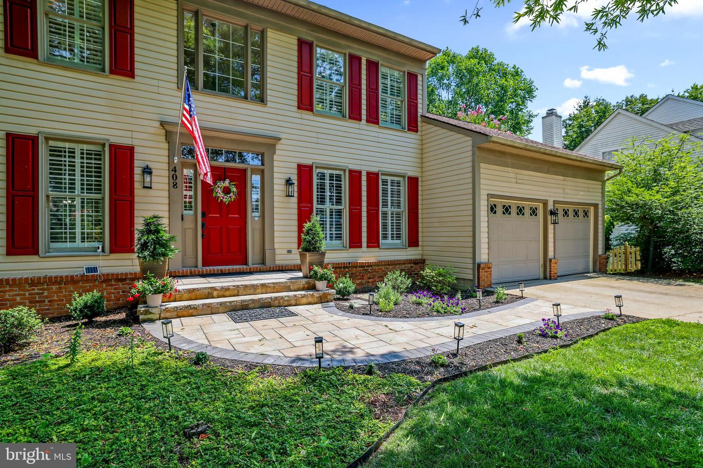 408 Tudor Ct NE