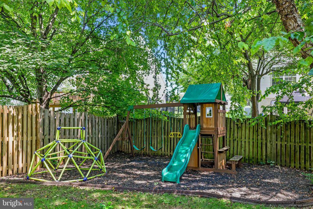 408 Tudor Ct NE