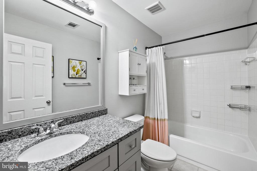 408 Tudor Ct NE