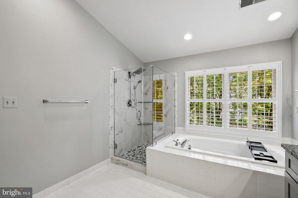 408 Tudor Ct NE